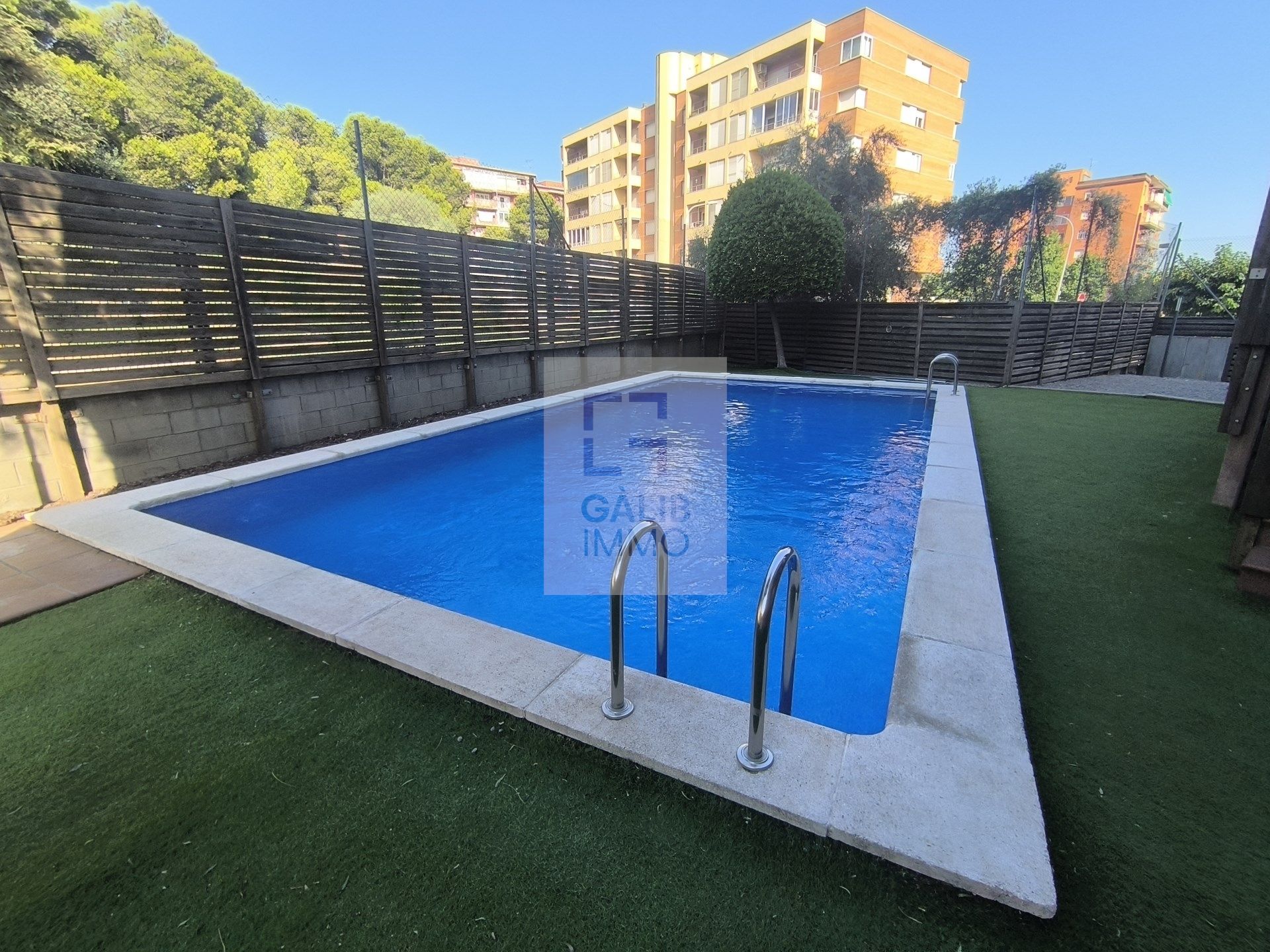 Piscina de Dúplex en venda en Figueres amb Calefacció, Terrassa i Traster