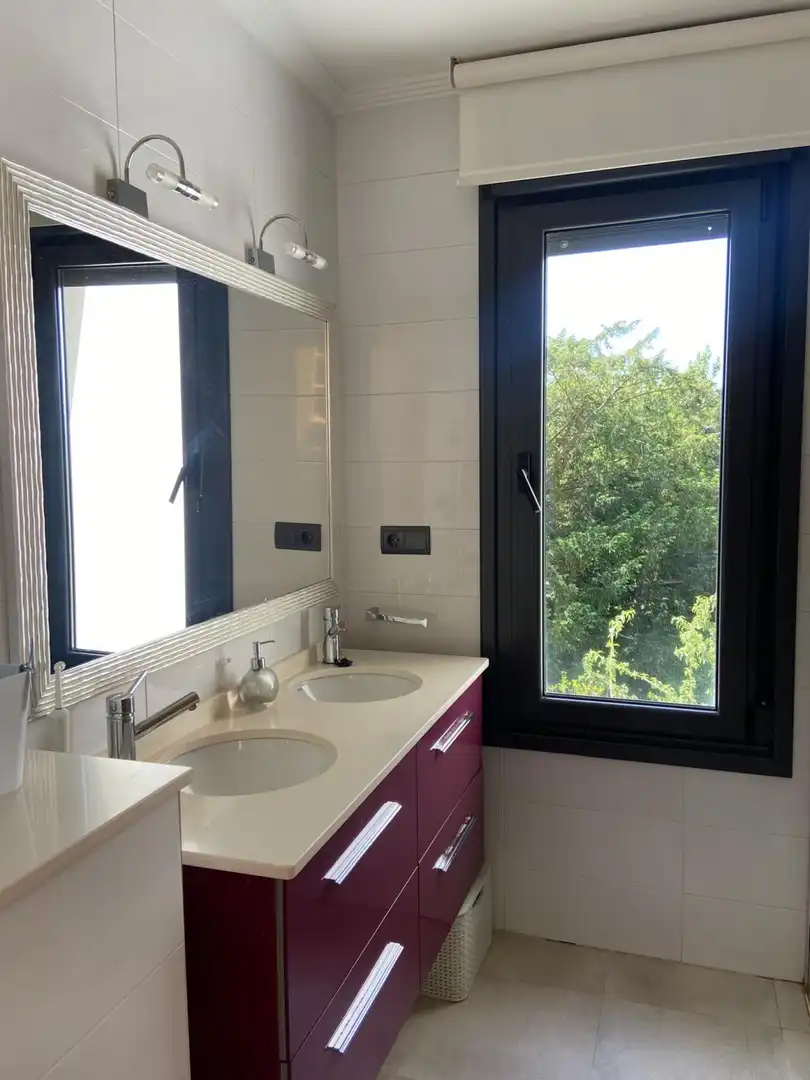 Bany de Casa o xalet en venda en Sariego amb Calefacció, Terrassa i Traster