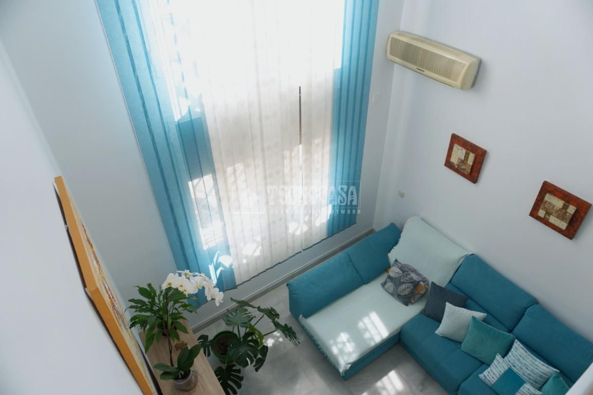 Sala d'estar de Casa adosada en venda en La Rinconada amb Aire condicionat i Parquet