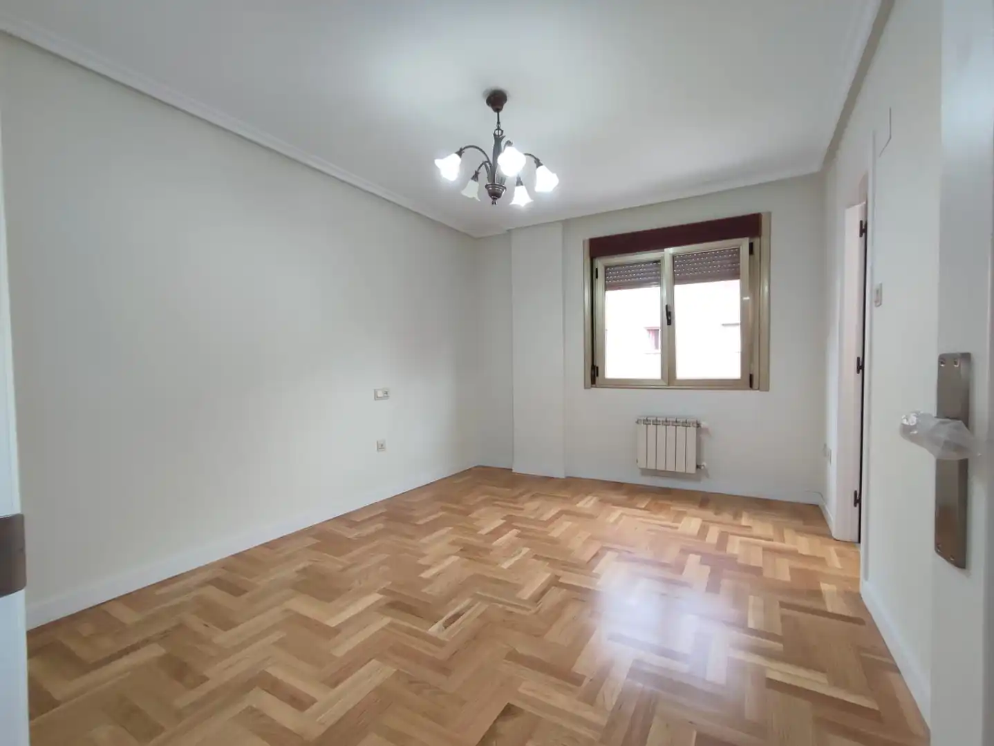Schlafzimmer von Wohnung zur Miete in Gijón  mit Heizung, Parkett und Abstellraum