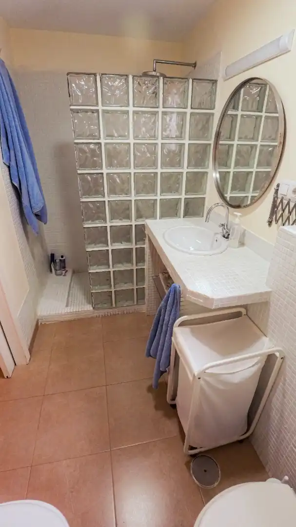 Bathroom of Flat for sale in Sevilla  with Air Conditioner and Balcony