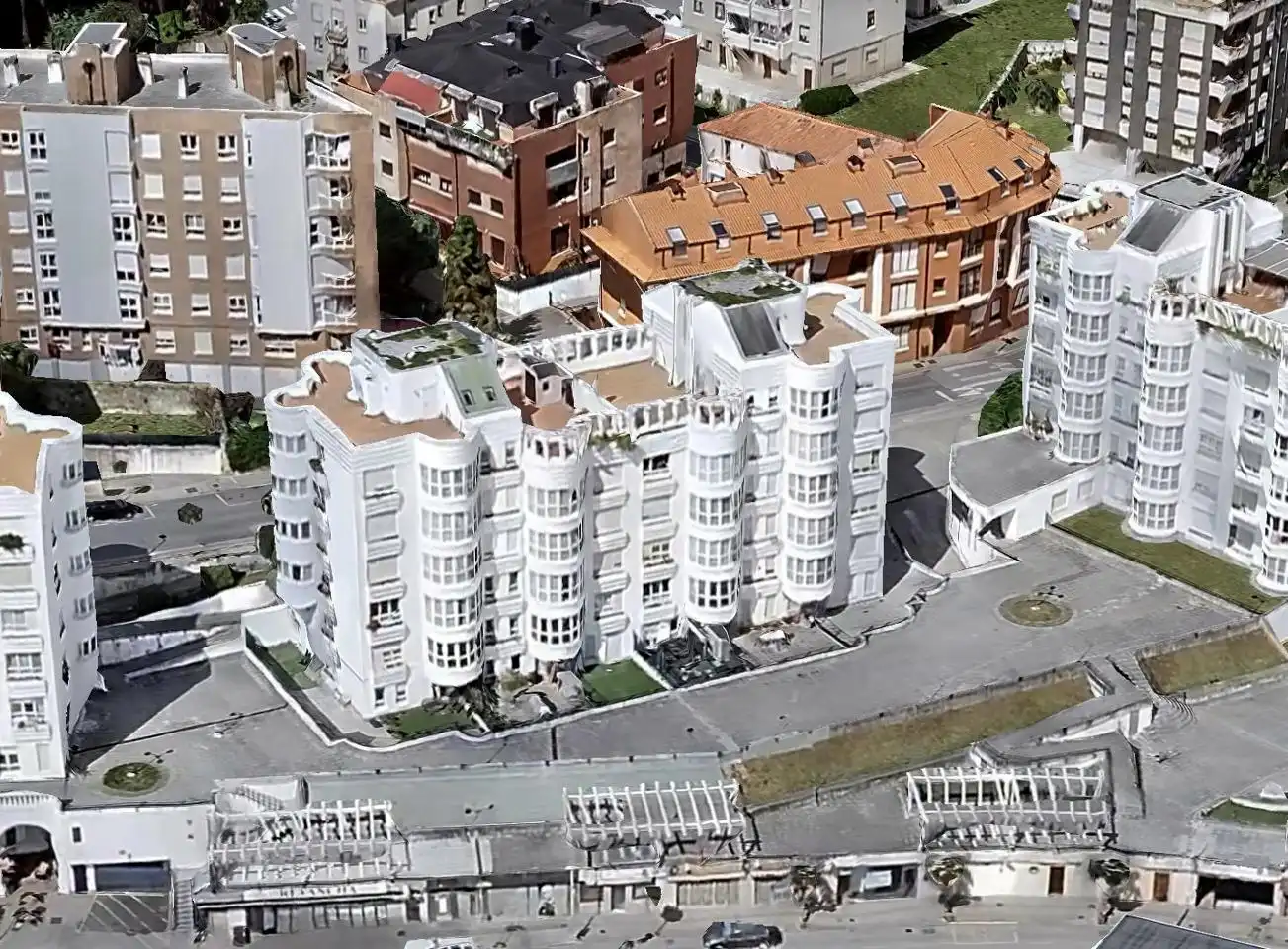 Vista exterior de Piso en venta en Castro-Urdiales con Calefacción, Parquet y Piscina comunitaria