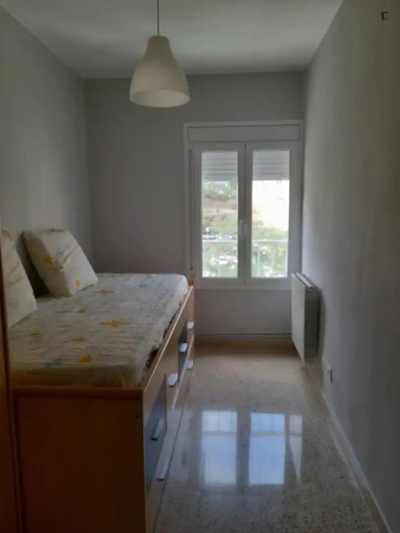 Dormitori de Apartament per a compartir en Badalona amb Calefacció, Moblat i Rentadora