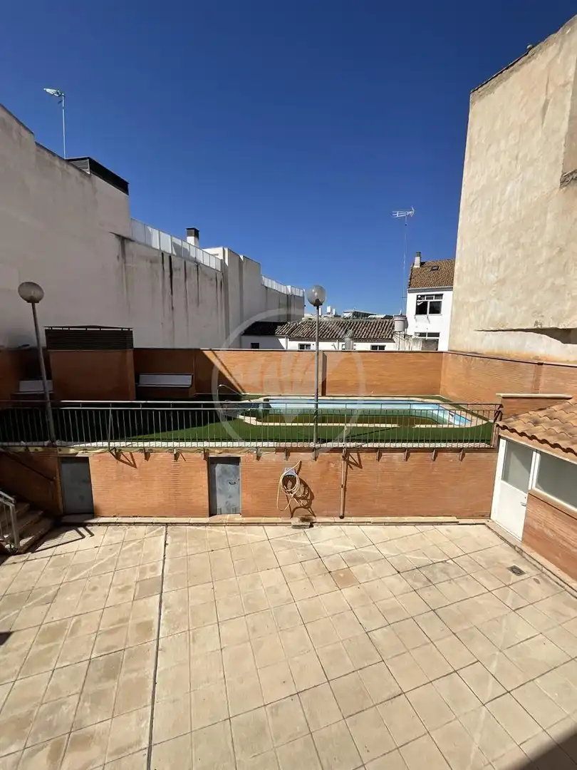 Schwimmbecken von Wohnung zum Verkauf in Linares mit Klimaanlage