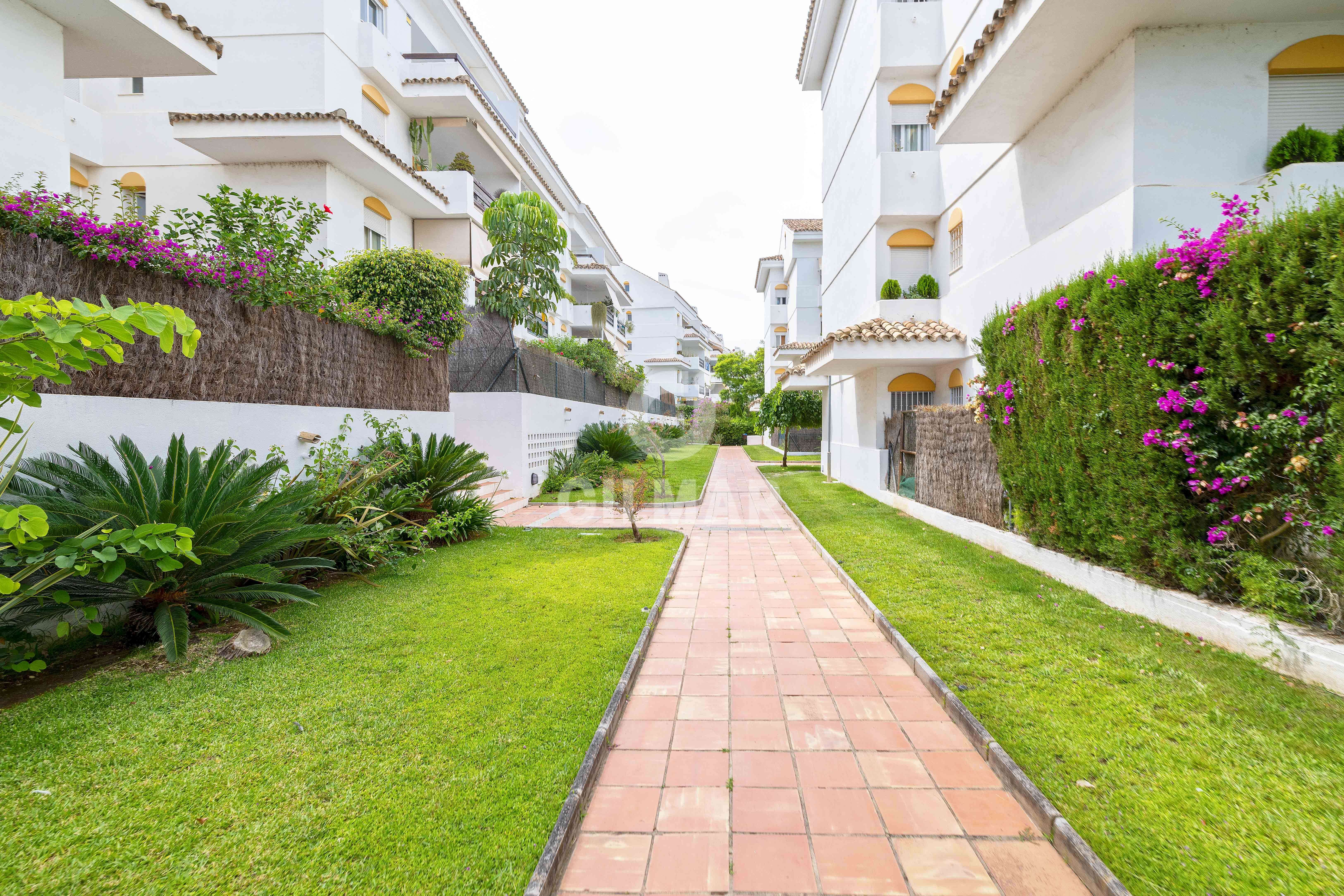 Vista exterior de Apartamento en venta en Marbella con Calefacción, Jardín privado y Piscina