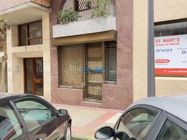 Locale commerciale in affitto a Calle Venancio Bosco