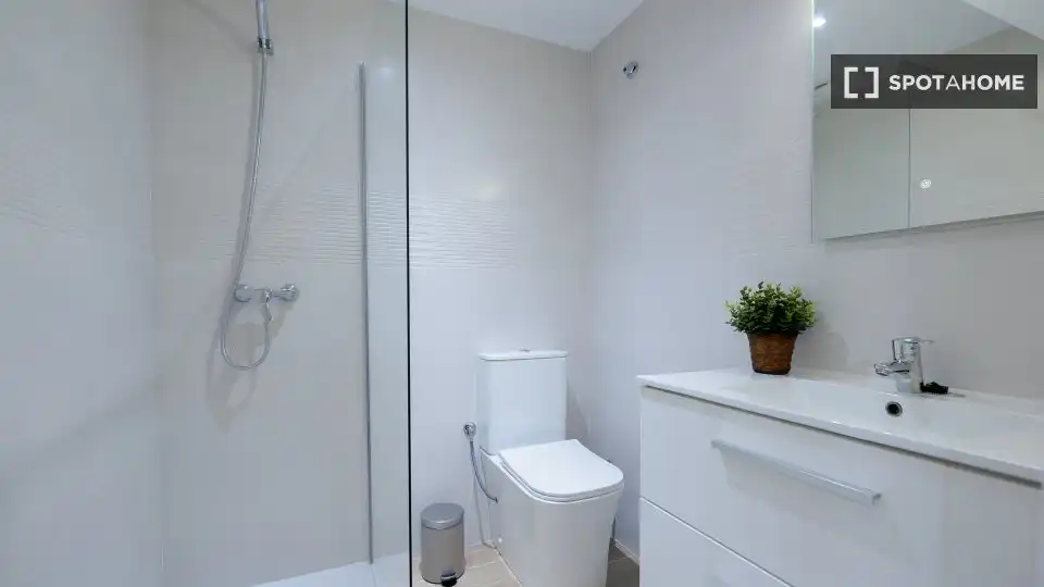 Badezimmer von Wohnung zur Miete in Valencia mit Klimaanlage, Heizung und Möbliert