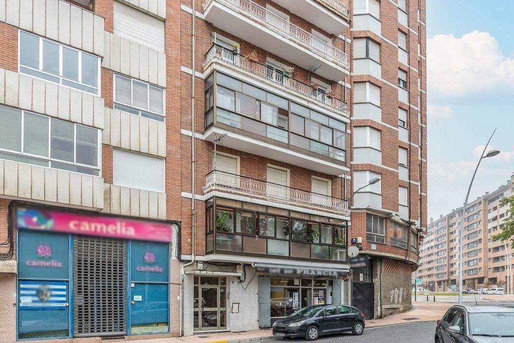 Vista exterior de Pis en venda en Ponferrada amb Calefacció, Terrassa i Traster