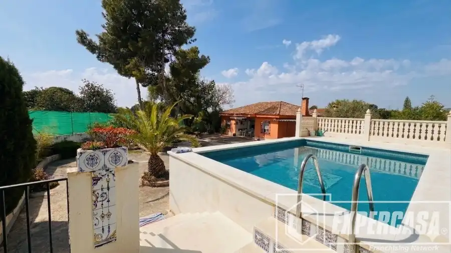 Vista exterior de Casa o xalet en venda en Llíria amb Aire condicionat i Piscina