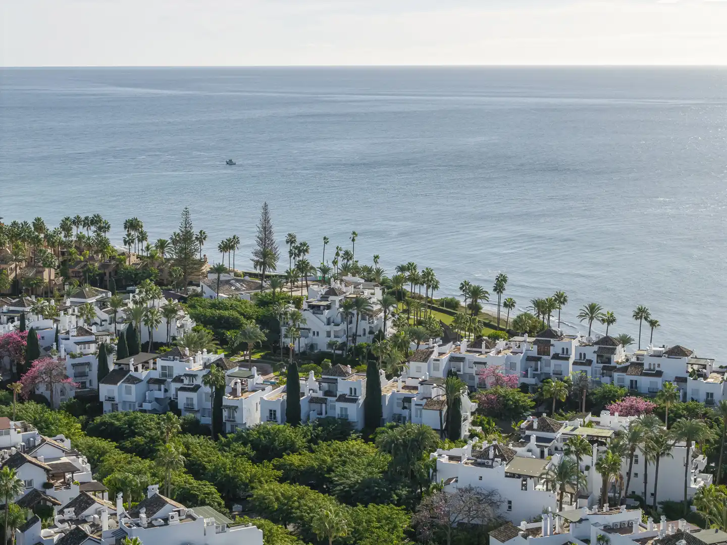 Vista exterior de Planta baixa en venda en Estepona amb Aire condicionat, Calefacció i Jardí privat