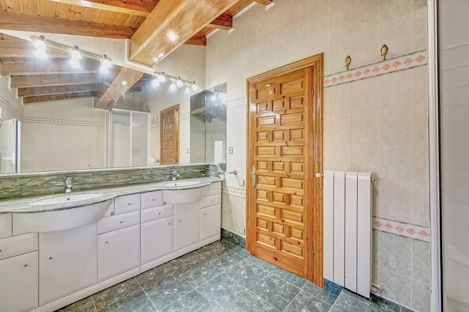Badezimmer von Haus oder Chalet zum Verkauf in Aranguren mit Klimaanlage, Heizung und Privatgarten