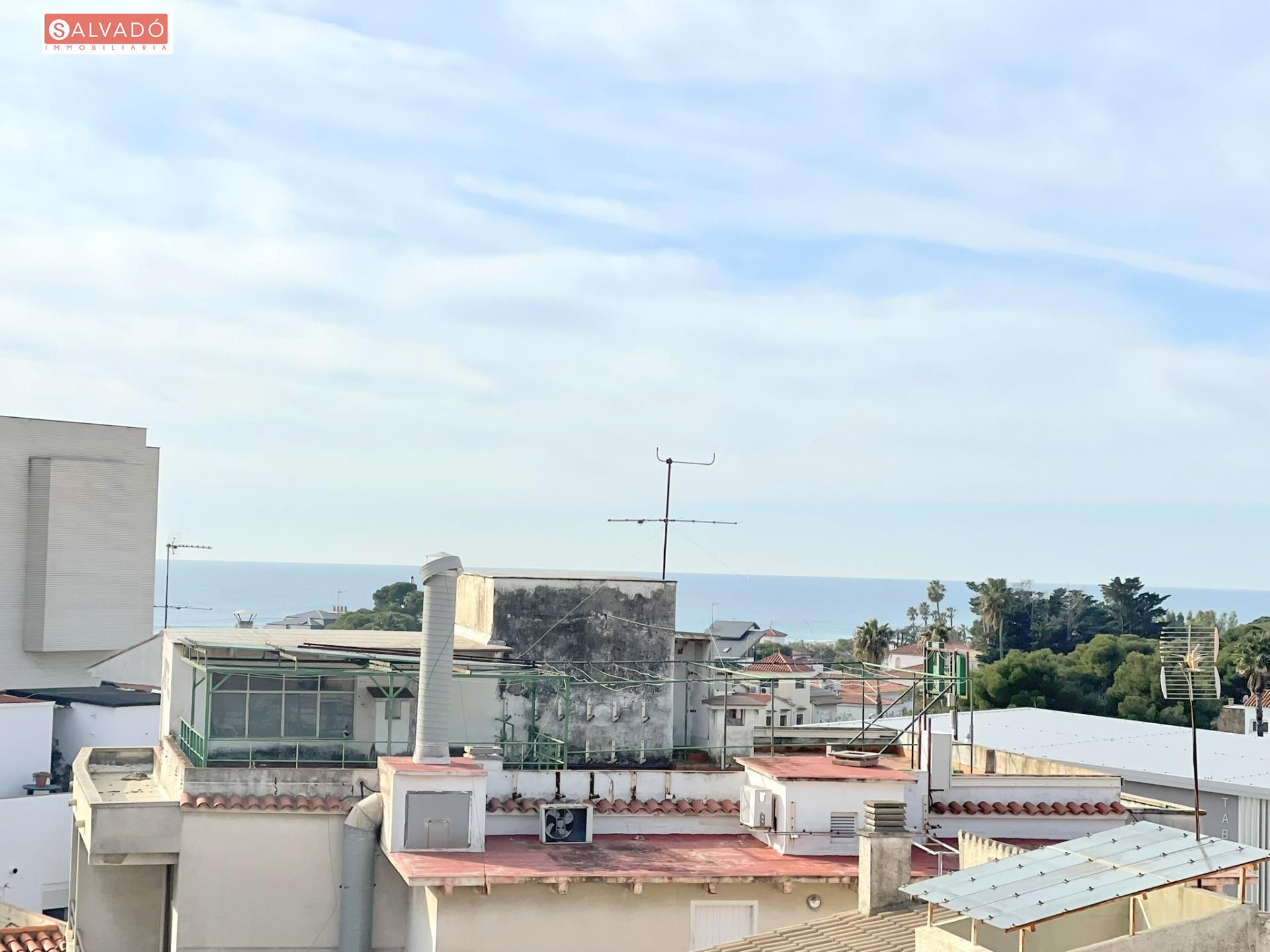 Vista exterior de Àtic en venda en El Vendrell amb Calefacció, Terrassa i Balcó