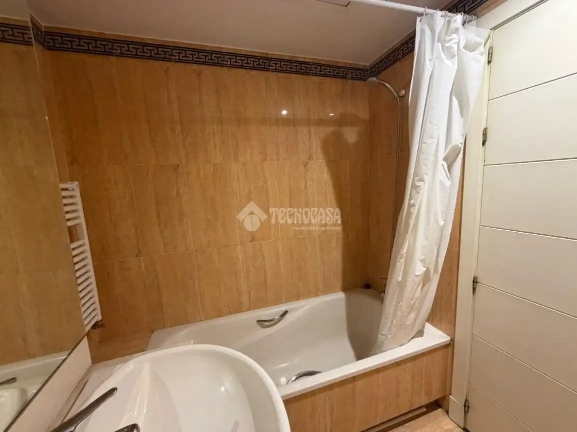 Badezimmer von Wohnung zur Miete in Madrid mit Klimaanlage, Heizung und Terrasse