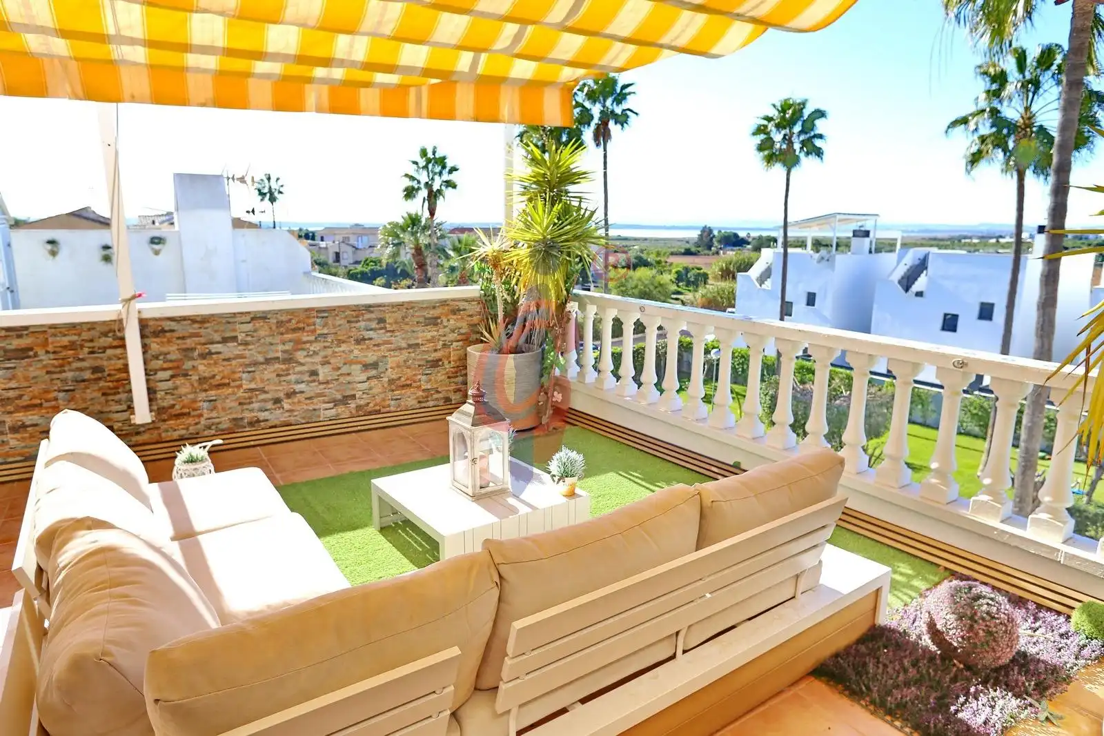 Terrasse von Dachboden zum Verkauf in Guardamar del Segura mit Klimaanlage, Terrasse und Möbliert