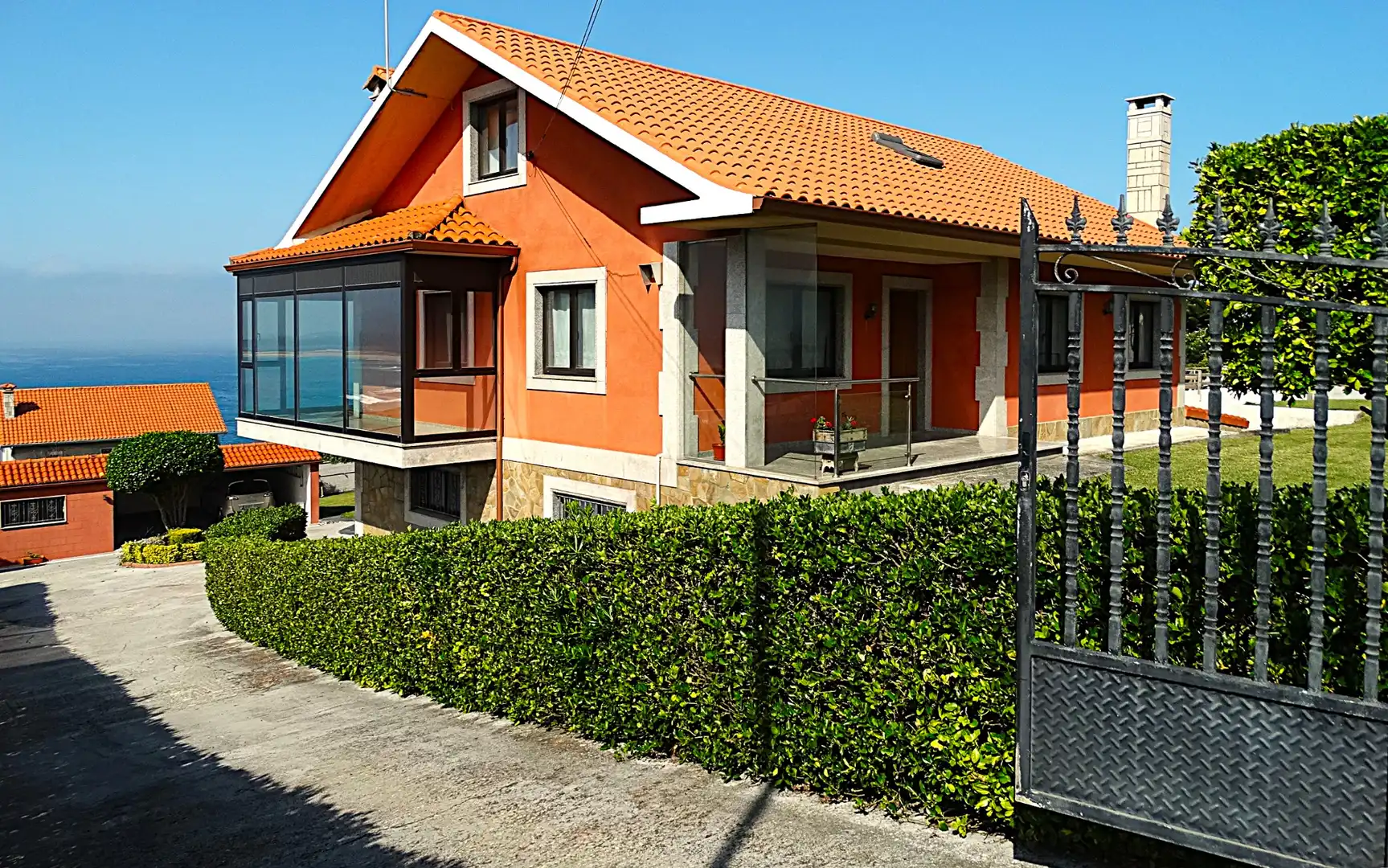 Vista exterior de Casa o xalet en venda en Valdoviño amb Calefacció, Jardí privat i Parquet
