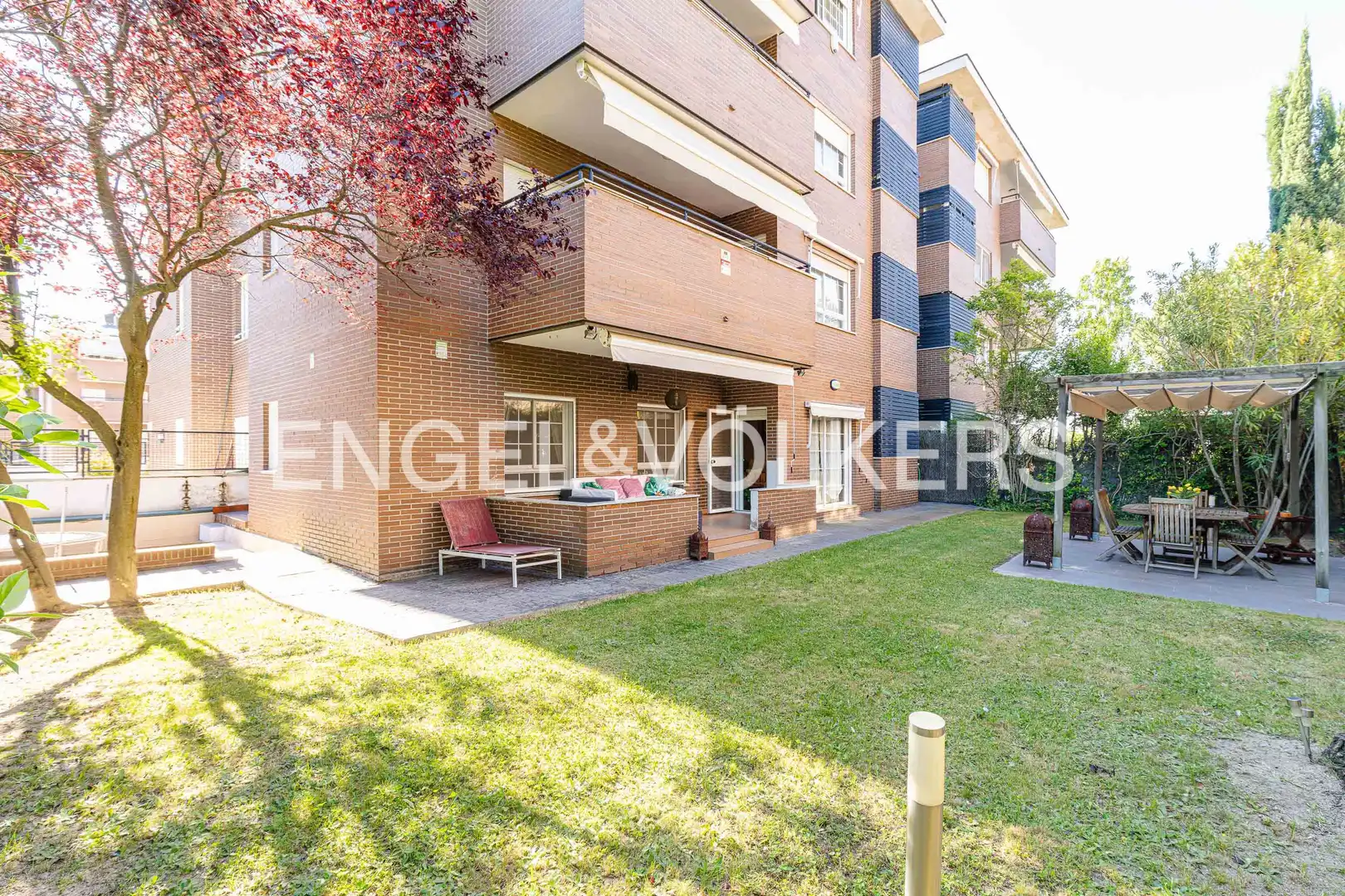 Außenansicht von Wohnung zum Verkauf in Majadahonda mit Heizung, Privatgarten und Parkett