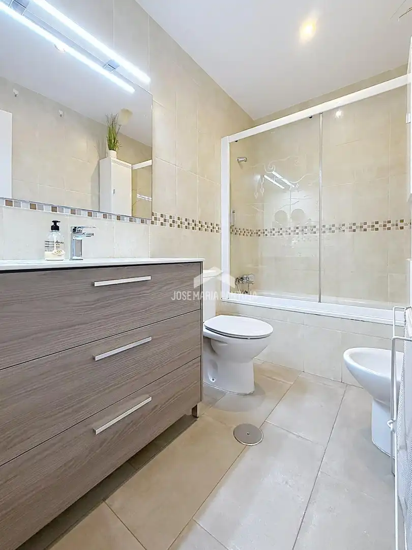 Bathroom of Flat for sale in Jerez de la Frontera  with Air Conditioner, Private garden and Parquet flooring