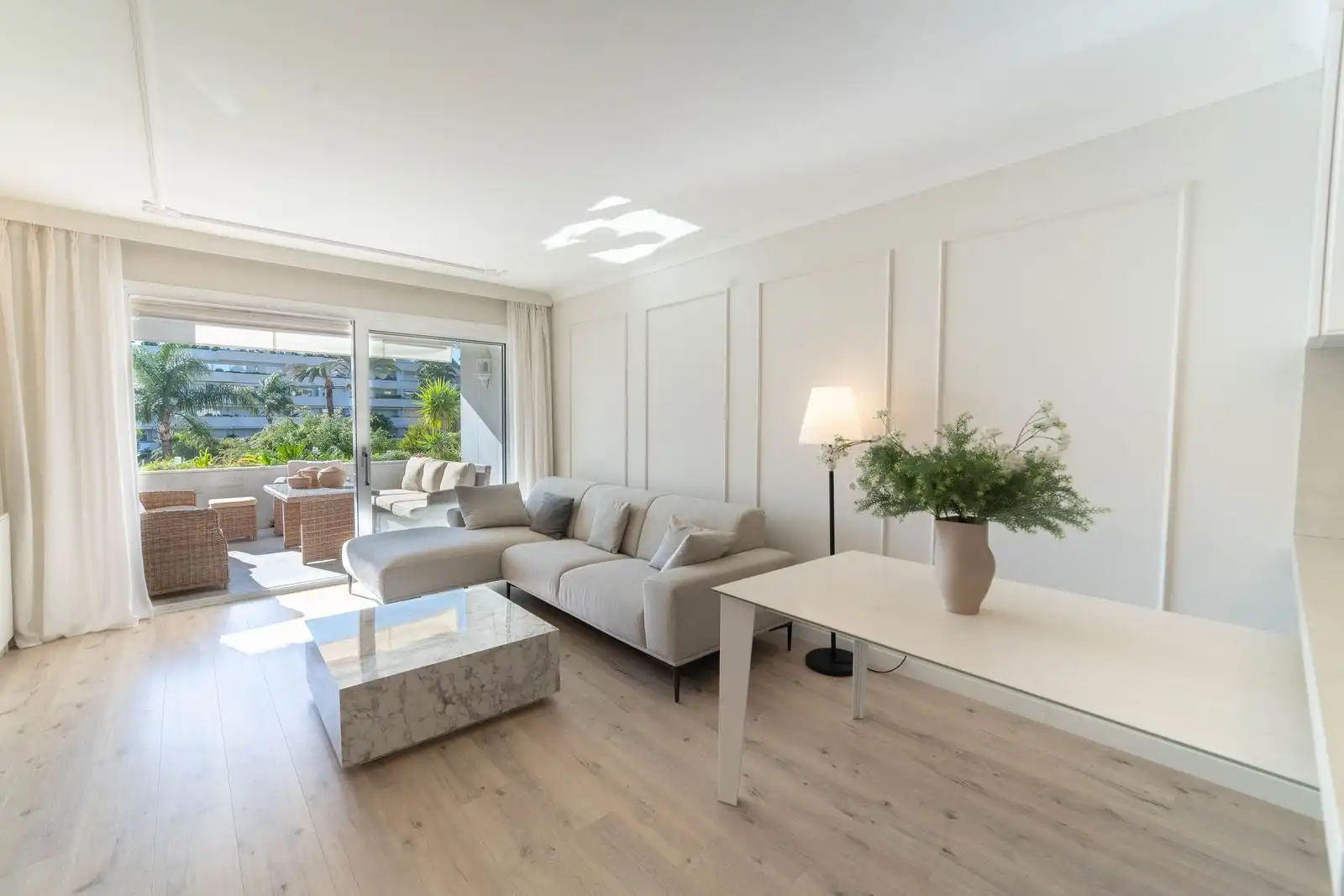 Sala de estar de Piso en venta en Marbella con Aire acondicionado, Terraza y Trastero