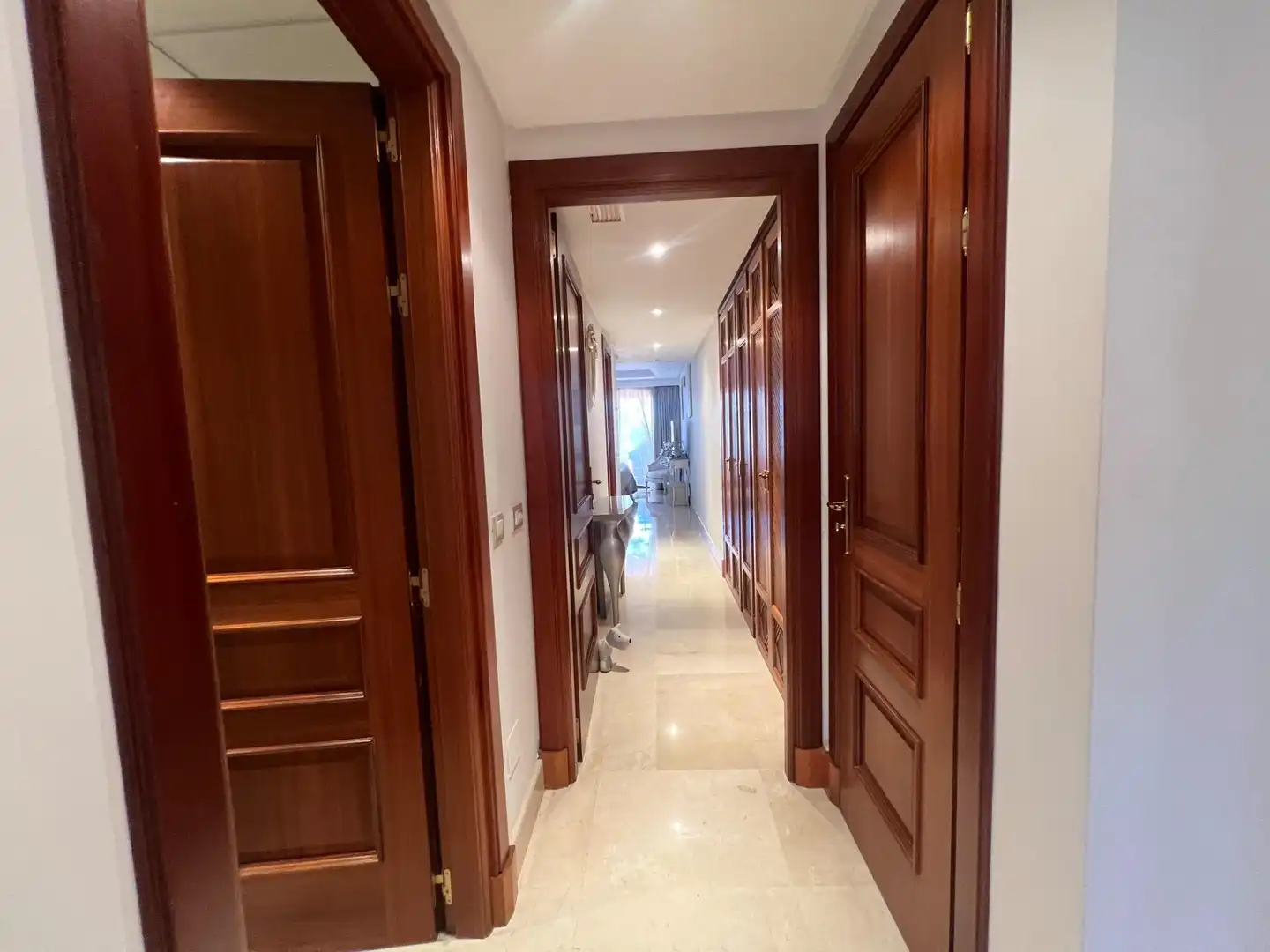 Wohnung zum Verkauf in Estepona mit Klimaanlage, Privatgarten und Terrasse