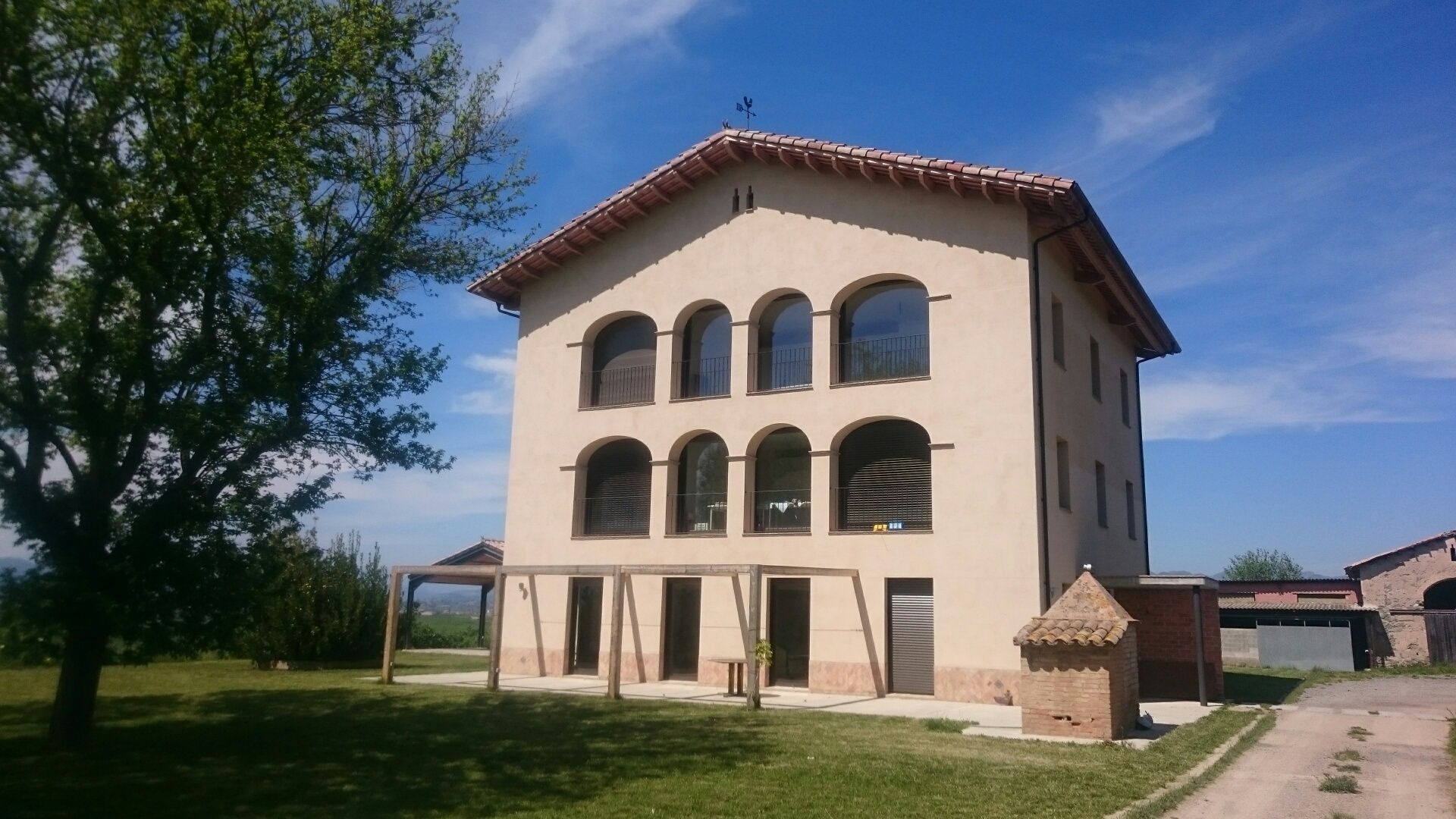 Vista exterior de Finca rústica en venda en Tavèrnoles amb Parquet, Terrassa i Traster