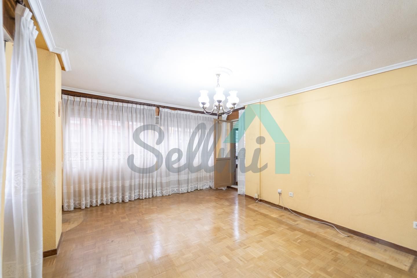 Sala d'estar de Pis en venda en Avilés amb Calefacció, Parquet i Terrassa