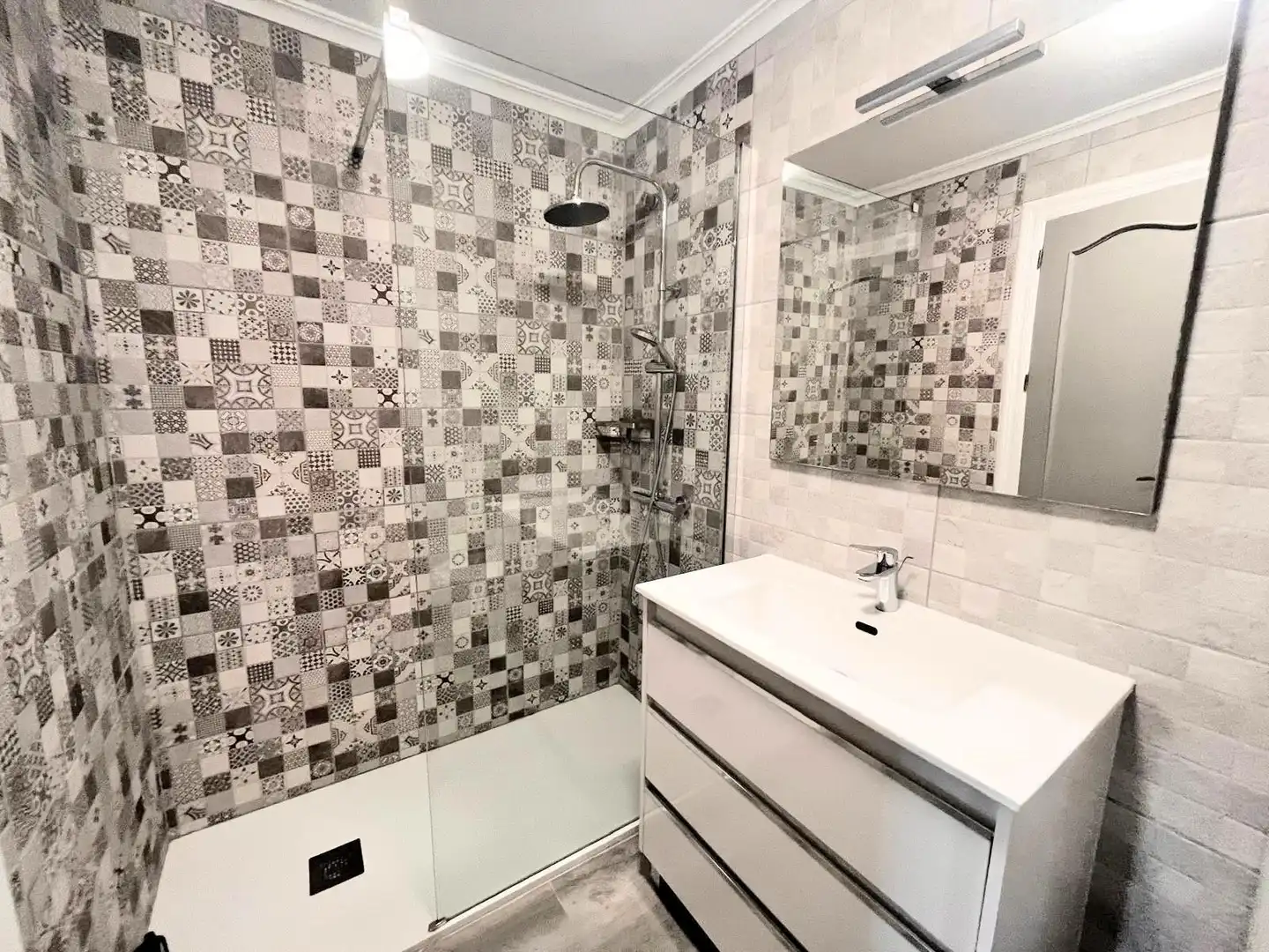 Badezimmer von Erdgeschoss zum Verkauf in La Nucia mit Klimaanlage, Heizung und Privatgarten
