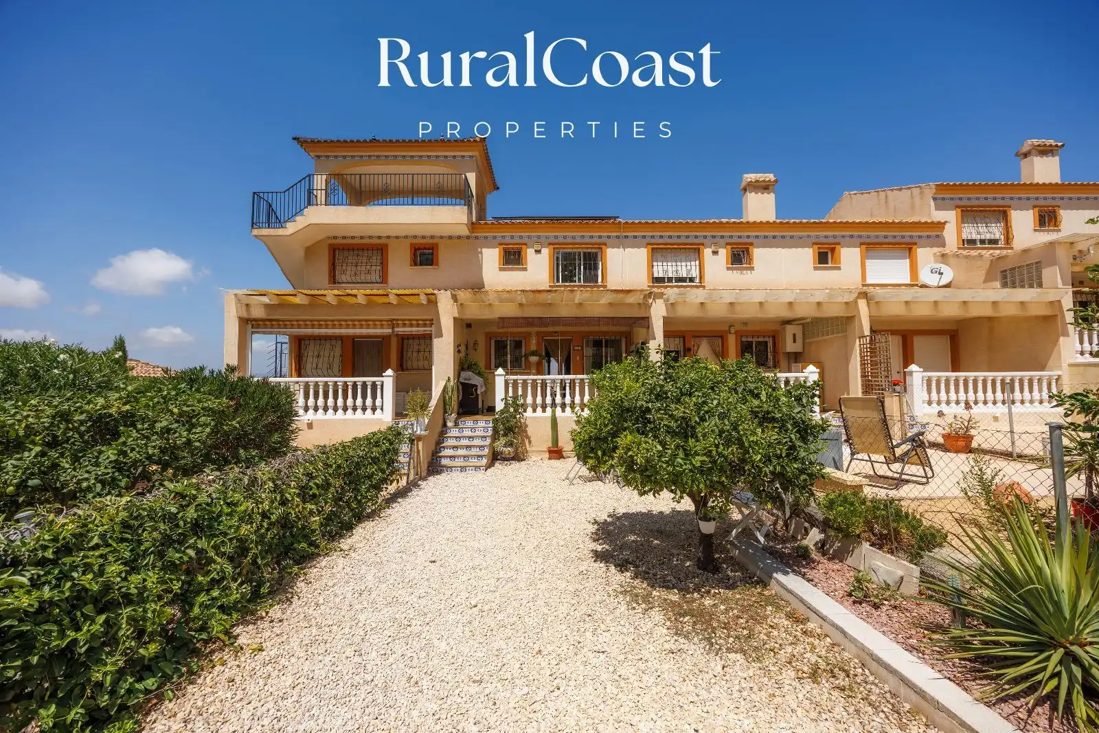 Vista exterior de Casa adosada en venda en Busot amb Jardí privat, Piscina i Piscina comunitària