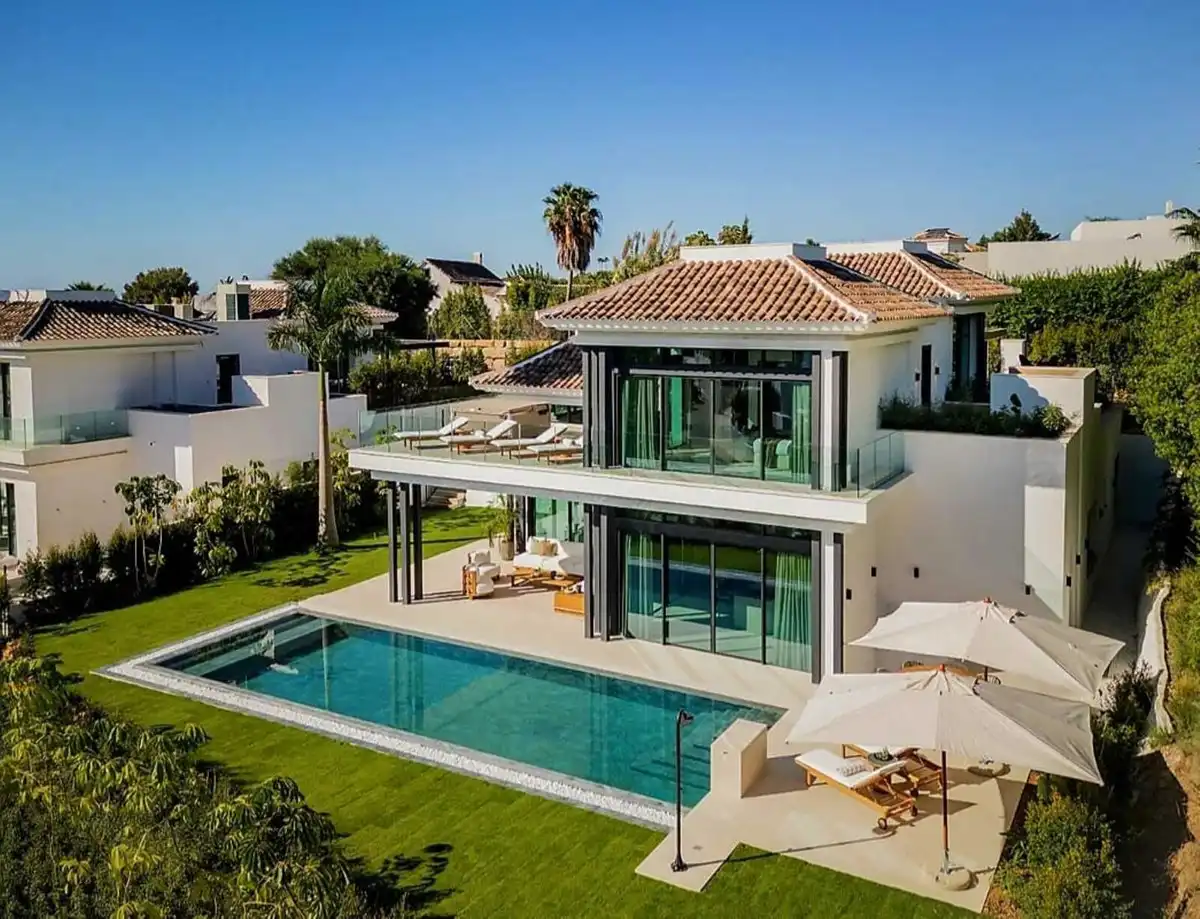 Vista exterior de Casa o xalet en venda en Marbella amb Aire condicionat, Jardí privat i Terrassa