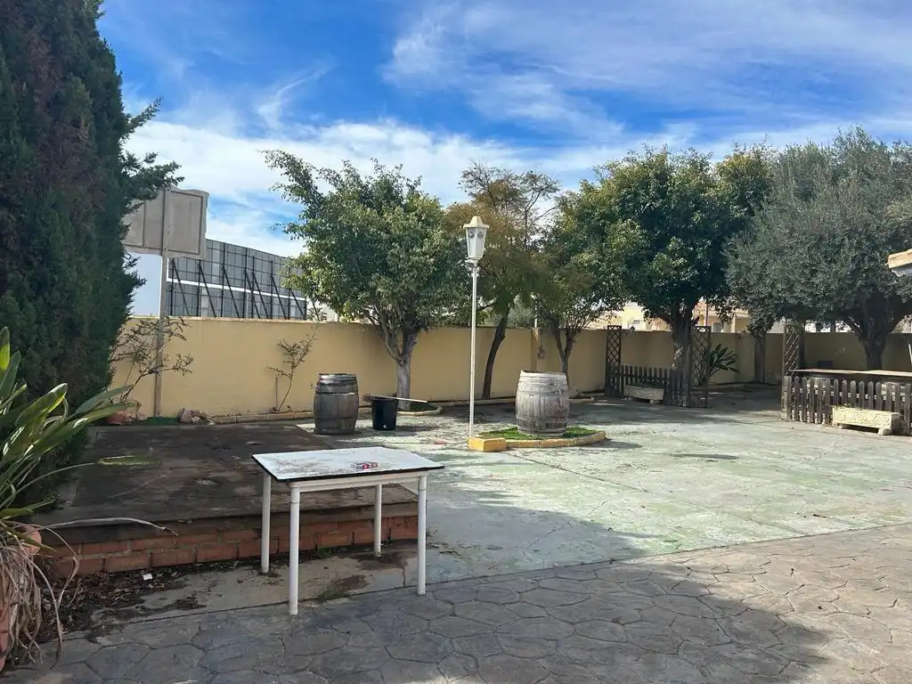 Vista exterior de Casa o xalet en venda en Orihuela amb Aire condicionat, Calefacció i Jardí privat