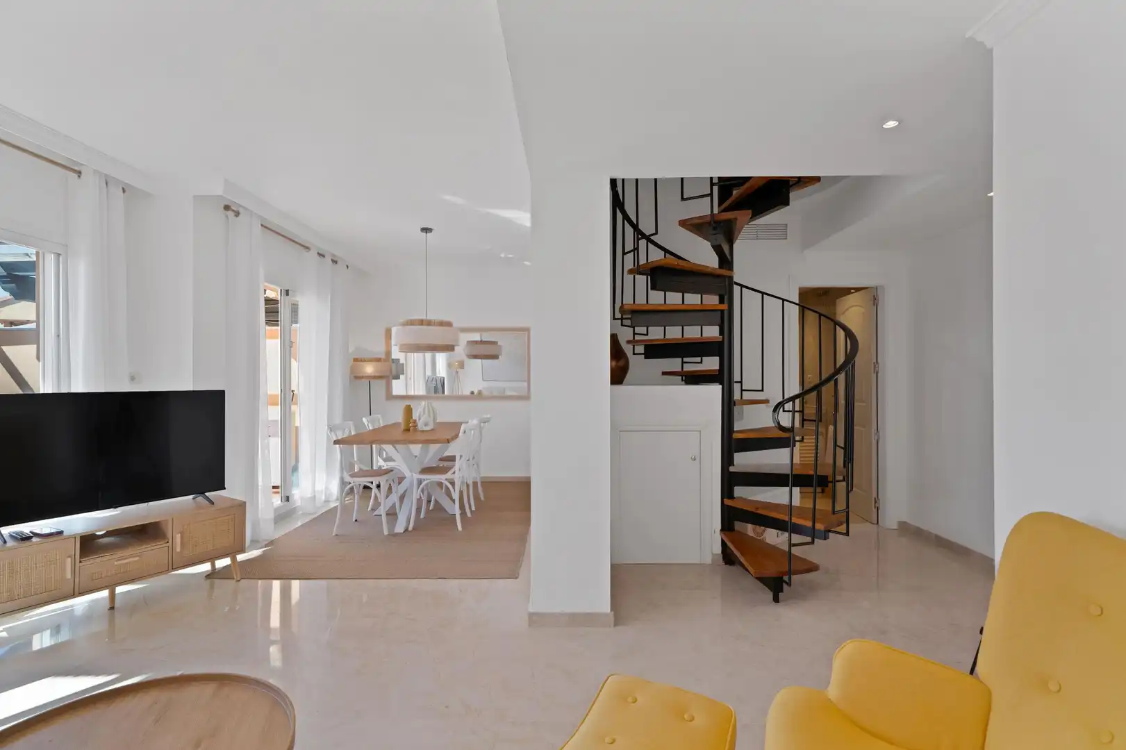 Sala d'estar de Apartament de lloguer en Marbella amb Jardí privat, Terrassa i Moblat