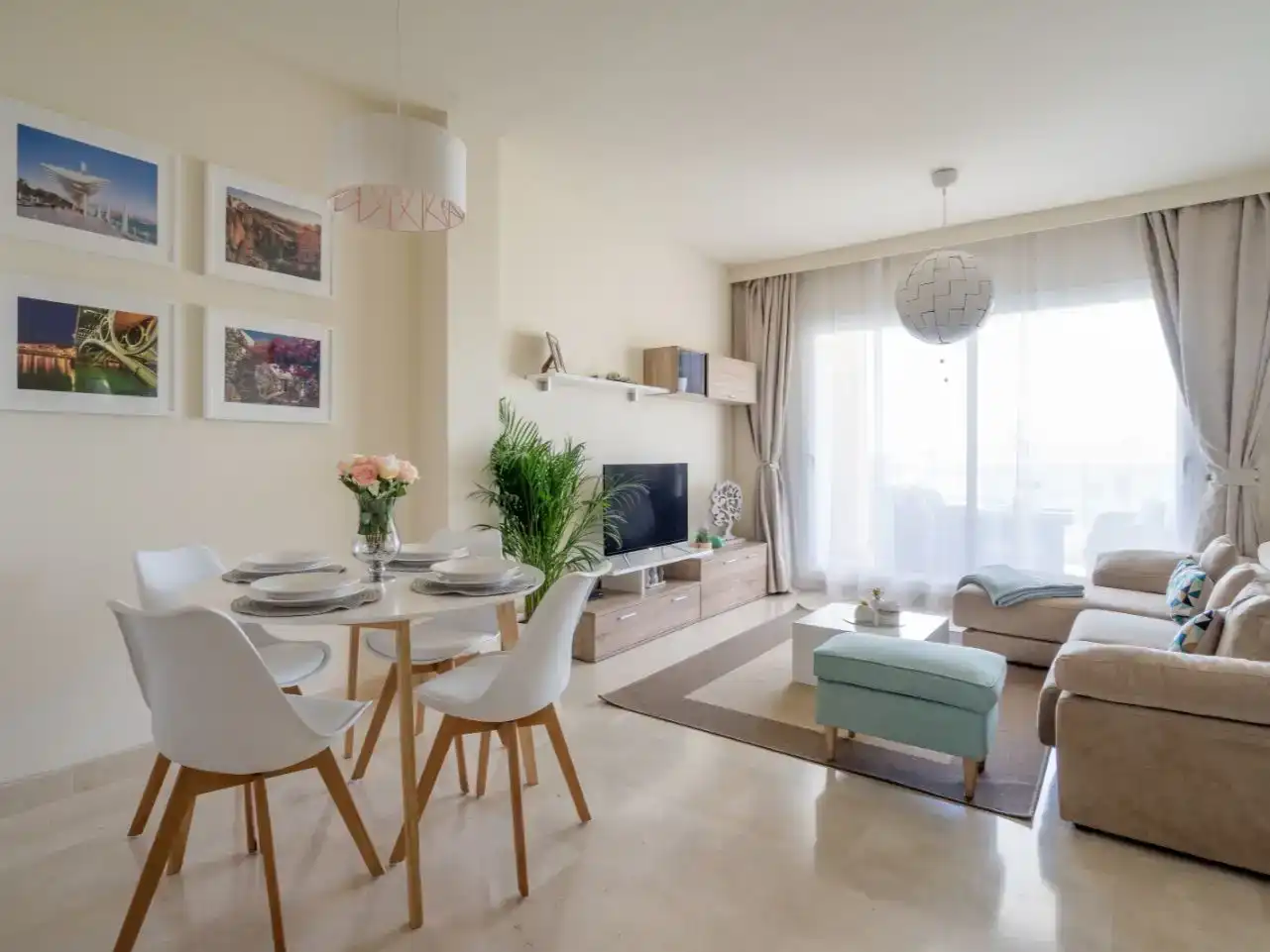Sala d'estar de Pis de lloguer en Mijas amb Aire condicionat, Piscina i Balcó