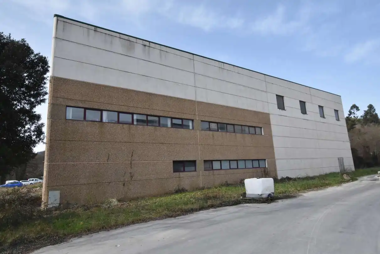 Außenansicht von Fabrikhallen zum Verkauf in Etxebarria 