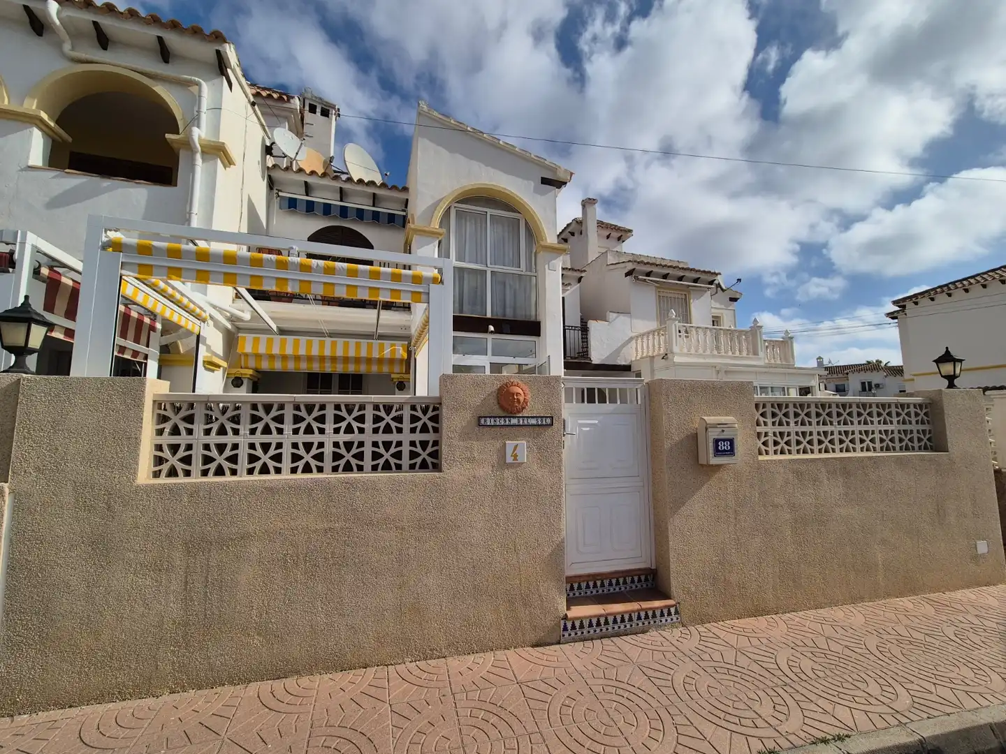 Vista exterior de Casa o chalet en venta en San Miguel de Salinas con Terraza y Piscina