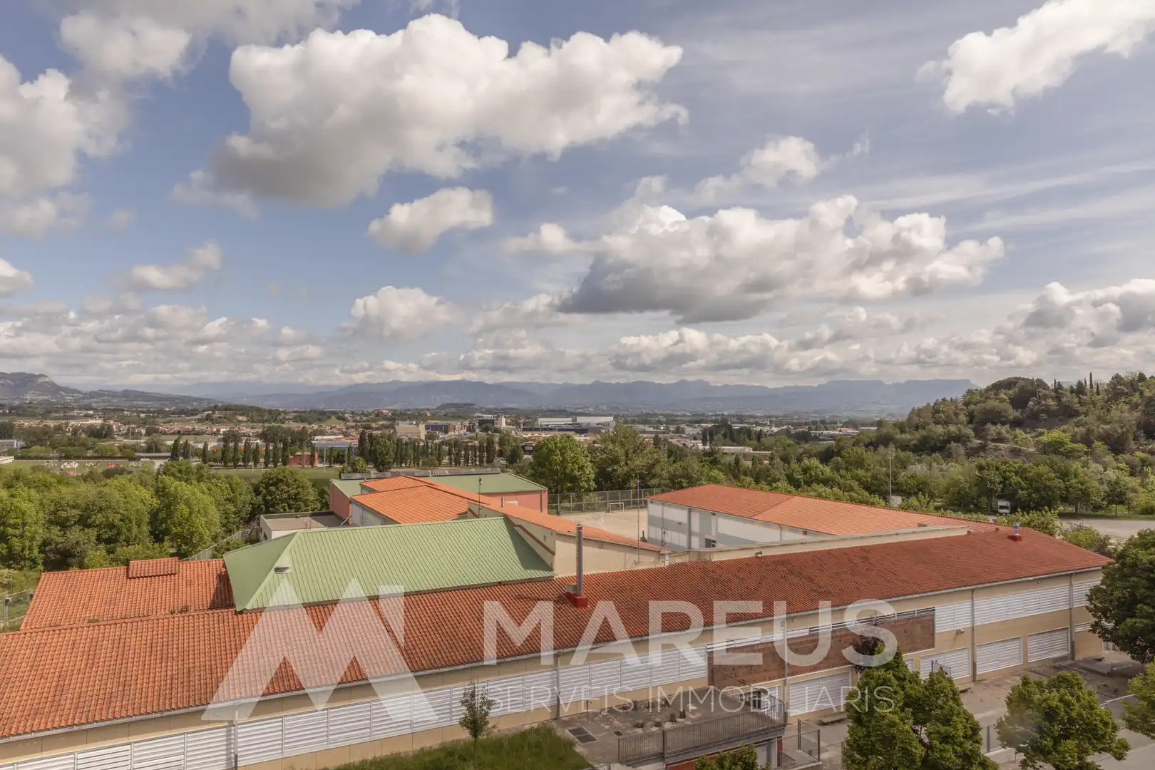Vista exterior de Àtic en venda en Vic amb Calefacció, Parquet i Terrassa