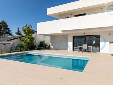 Casa bifamiliare con piscina in vendita a Polideportivo Colonia