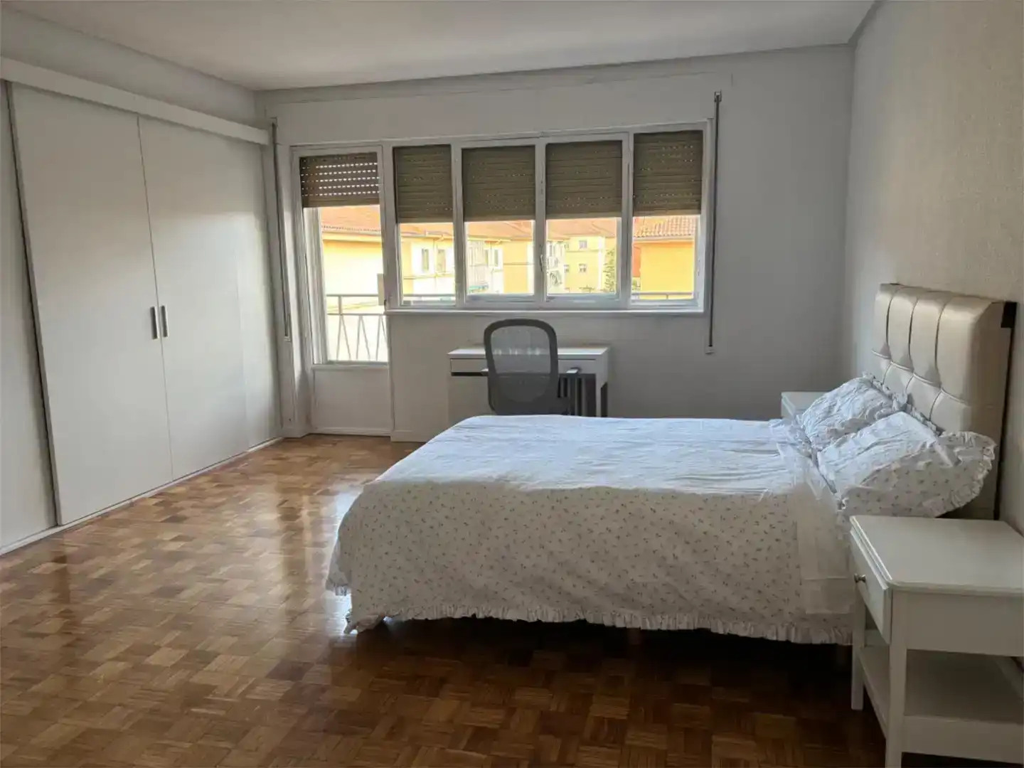 Dormitori de Pis de lloguer en Ávila amb Parquet, Moblat i Balcó