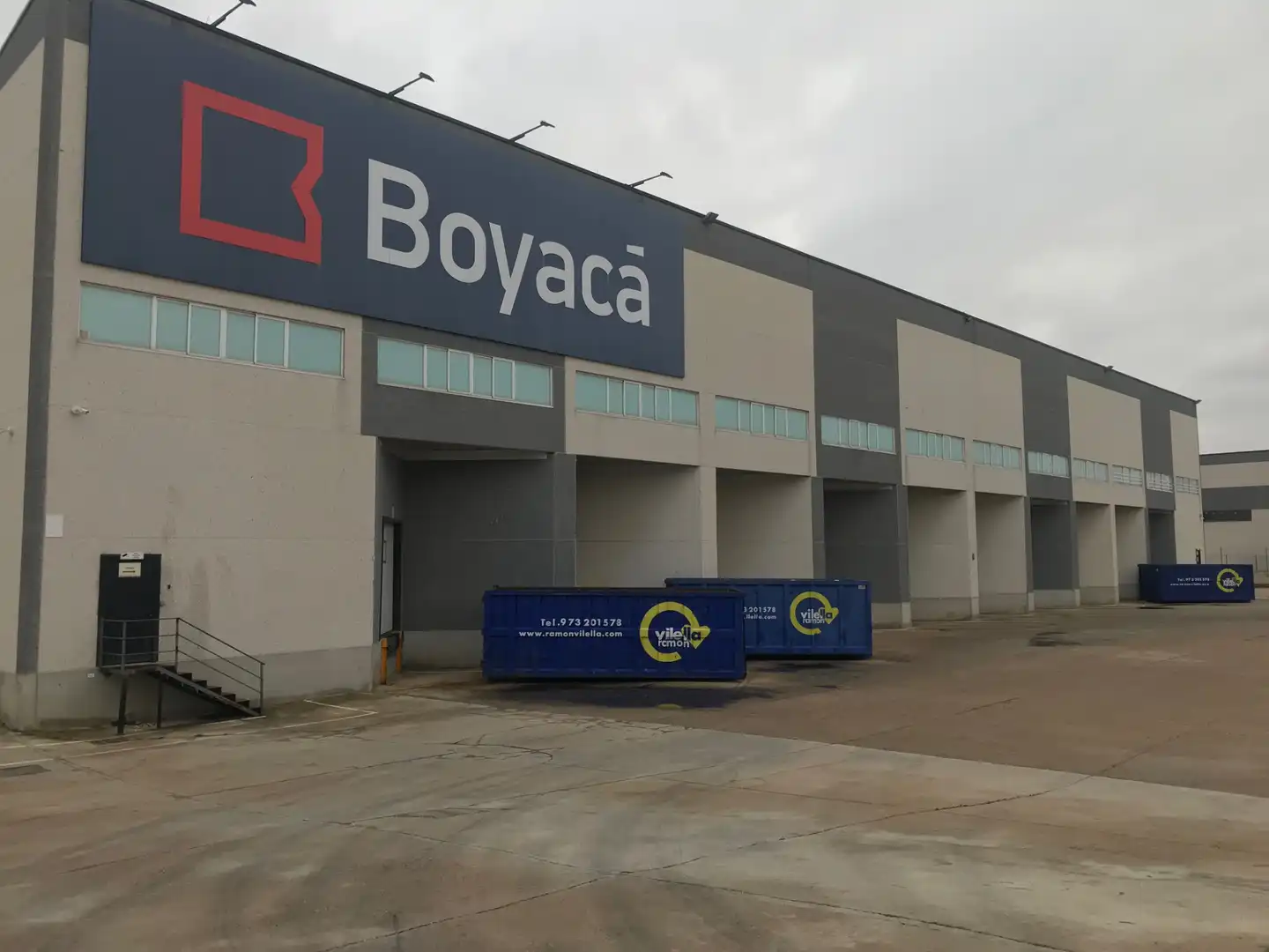 Vista exterior de Nau industrial de lloguer en Alovera amb Calefacció i Alarma