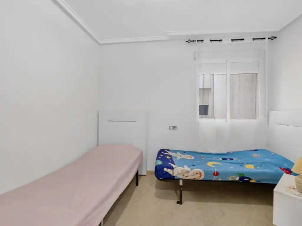 Dormitori de Apartament en venda en Torrevieja amb Piscina comunitària