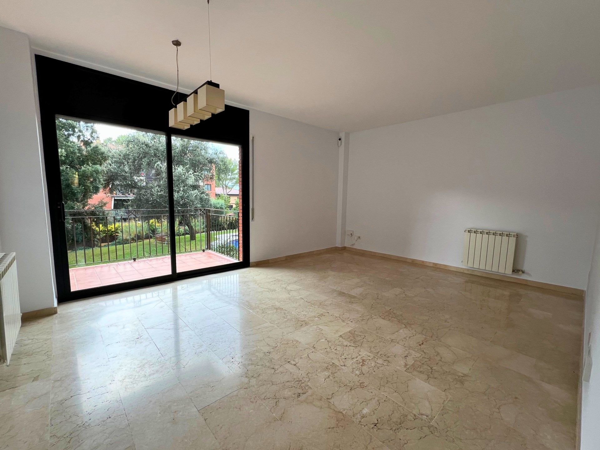 Living room of Flat for sale in Girona Capital  with Heating, Terrace and Swimming Pool