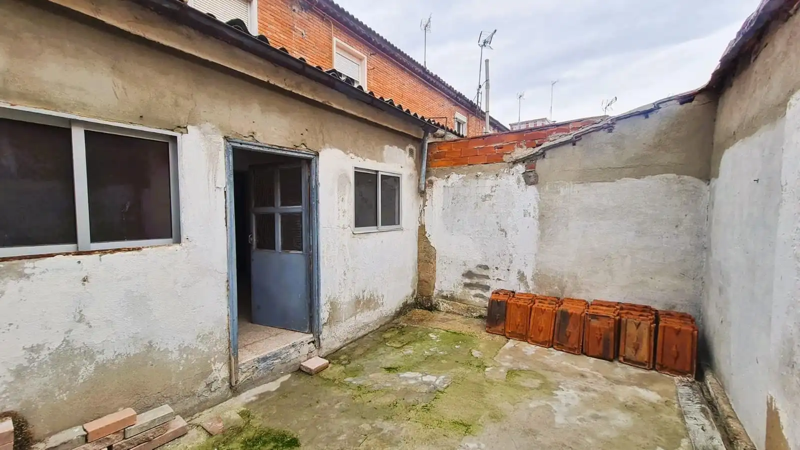 Vista exterior de Casa o chalet en venta en Valladolid con Trastero