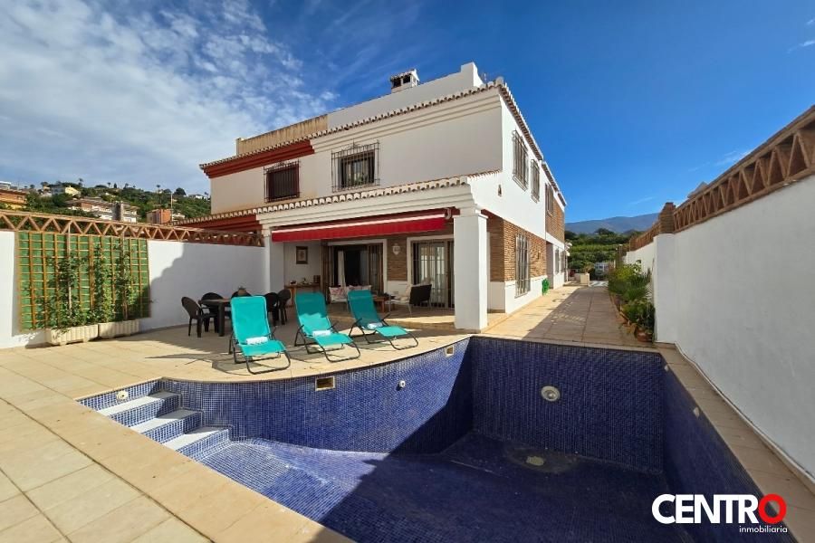 Vista exterior de Casa o xalet en venda en Motril amb Aire condicionat, Jardí privat i Traster