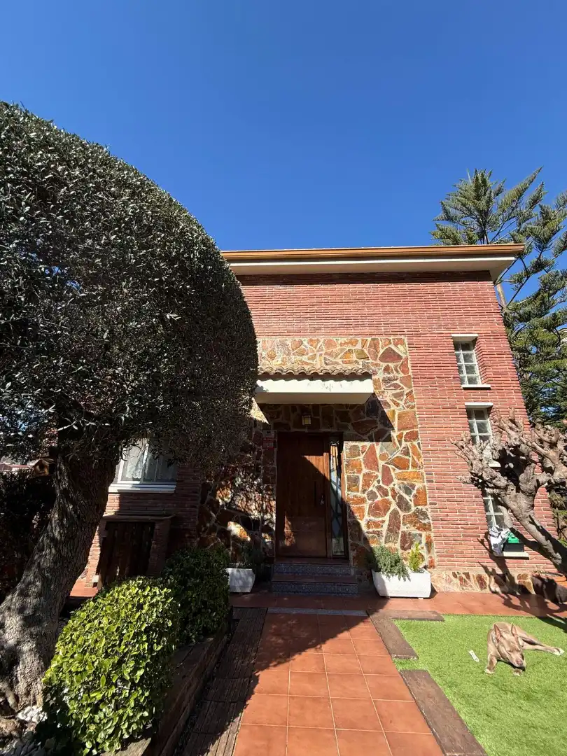 Vista exterior de Casa o xalet en venda en Cervelló amb Calefacció, Jardí privat i Parquet