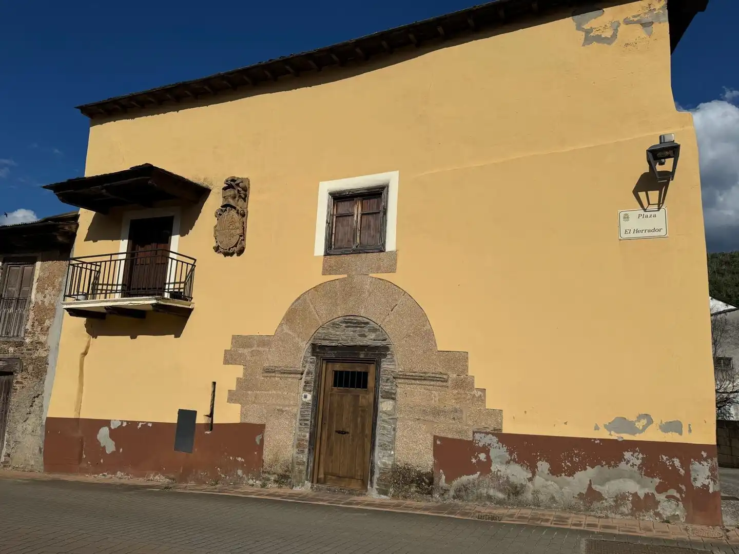 Vista exterior de Casa o xalet en venda en Ponferrada amb Terrassa i Balcó