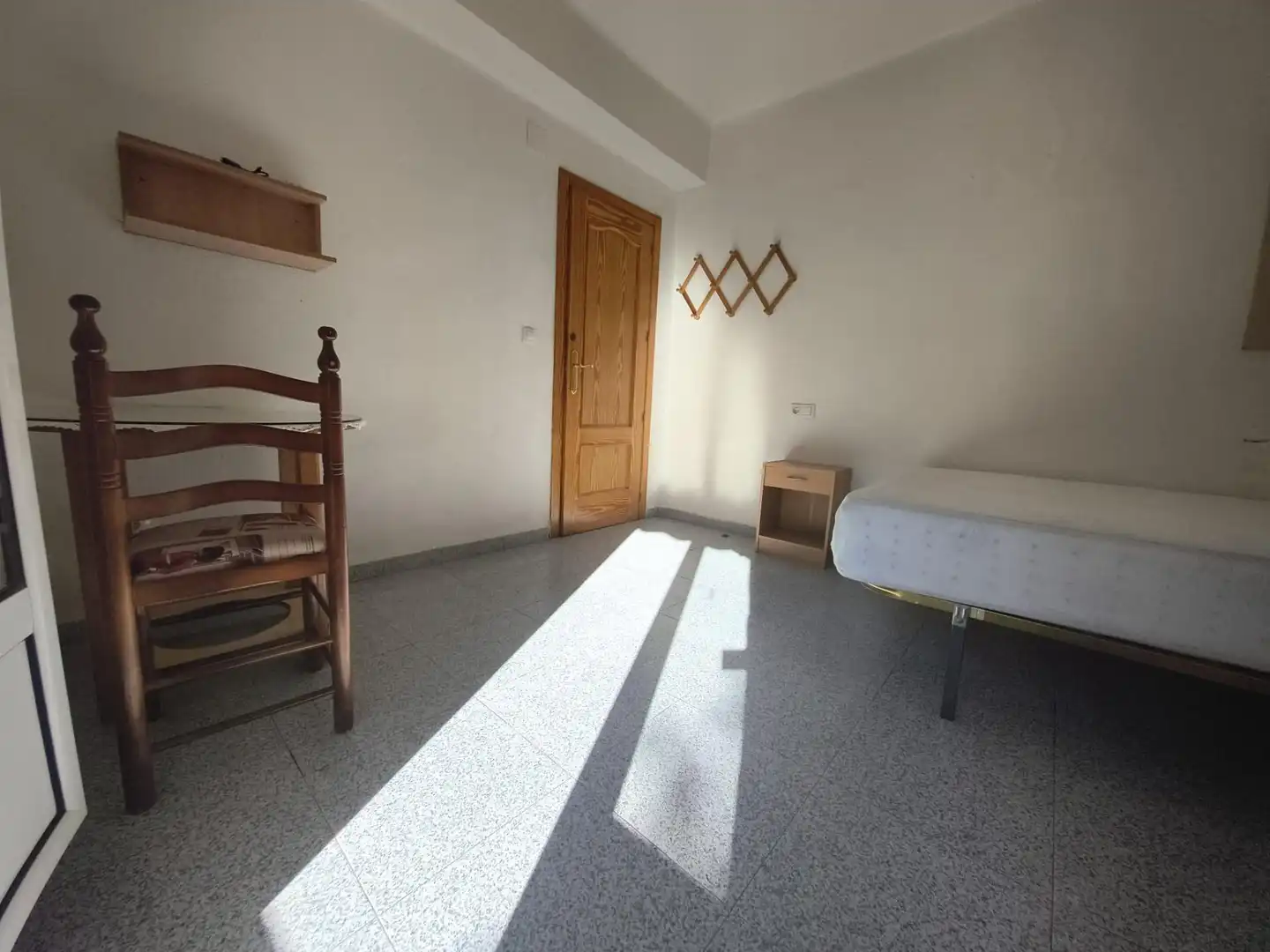 Dormitori de Pis de lloguer en Granada amb Terrassa i Moblat