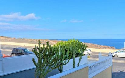 Vista exterior de Casa adosada en venda en Granadilla de Abona amb Piscina