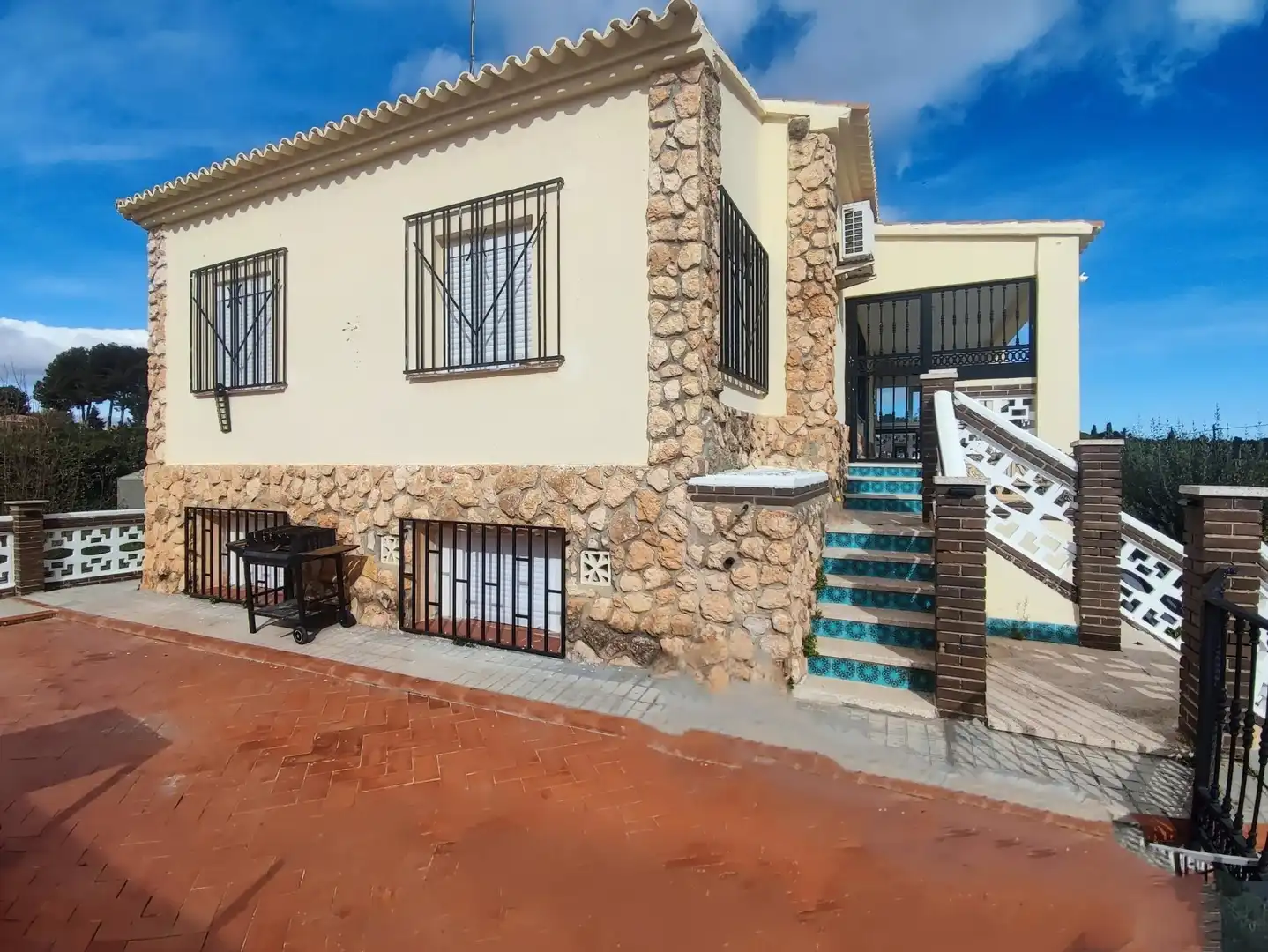 Vista exterior de Finca rústica en venda en Montserrat amb Calefacció, Terrassa i Piscina