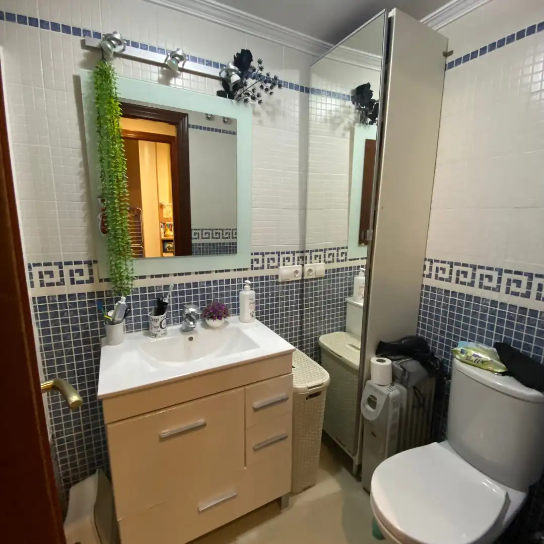 Baño de Casa adosada en venta en Dos Hermanas con Aire acondicionado, Parquet y Trastero