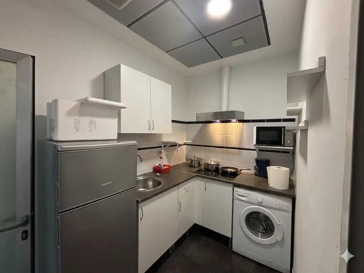 Cocina de Local en venta en San Juan de Aznalfarache con Aire acondicionado