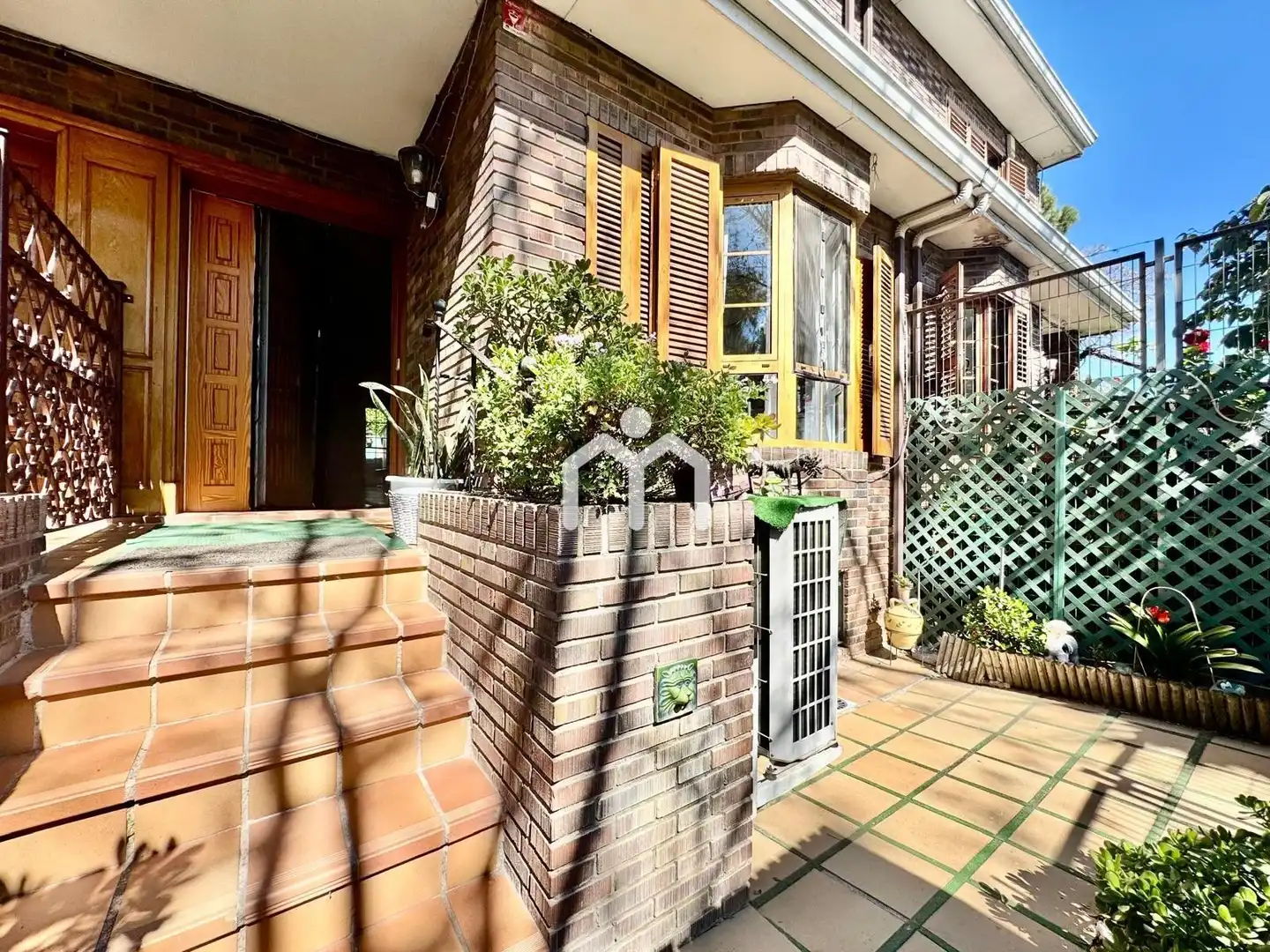 Vista exterior de Casa o xalet en venda en Badalona amb Aire condicionat, Calefacció i Jardí privat