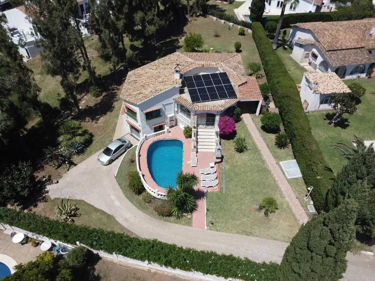 Casa con piscina en venta en El Faro de Calaburra - Chaparral
